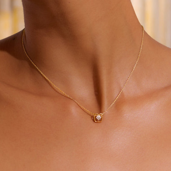 Unesse Solitaire Pendant