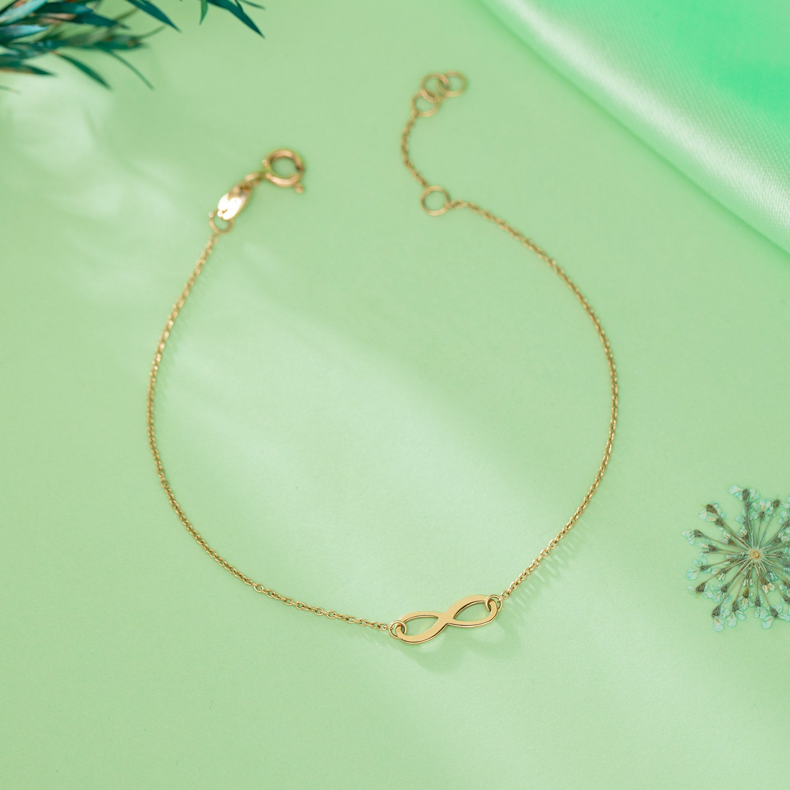Minimalistic Infinity Gold Bracelet